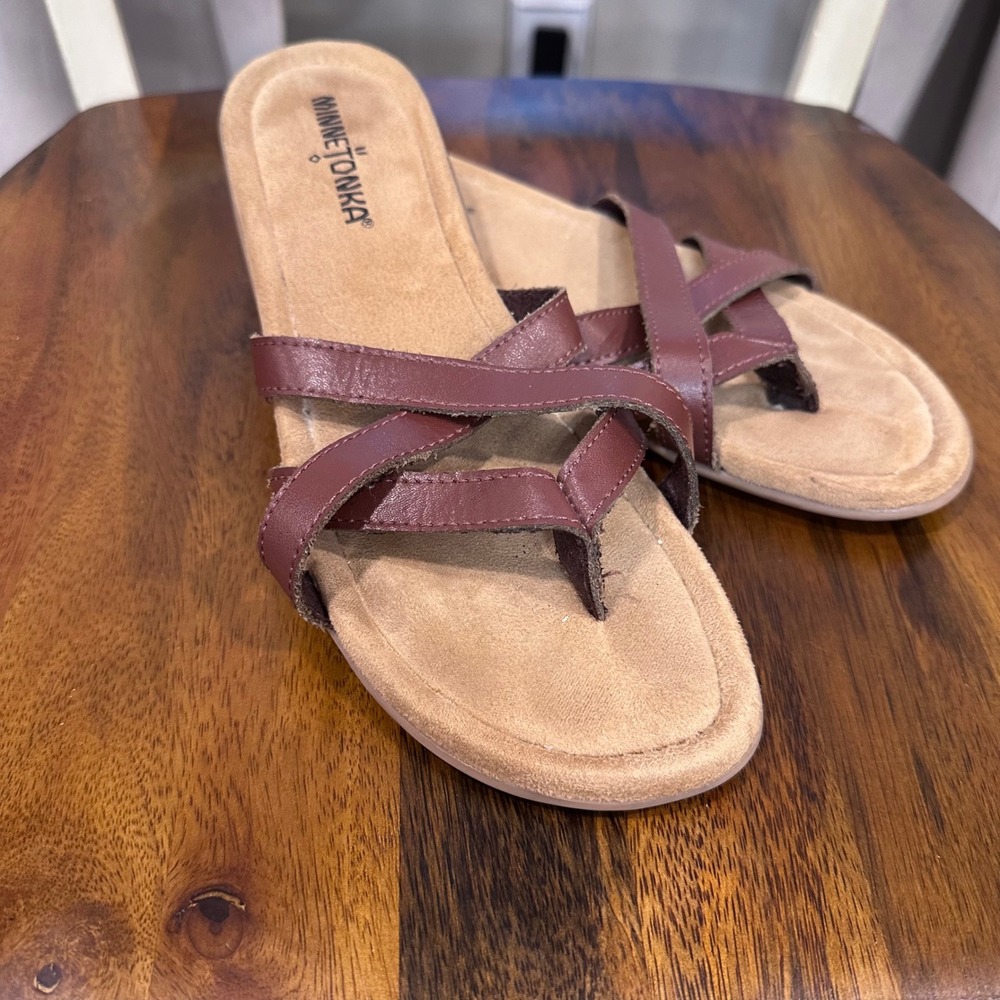 Minnetonka Wedge Thong Sandals Womens 8 Narrow Burgundy Leather Strappy